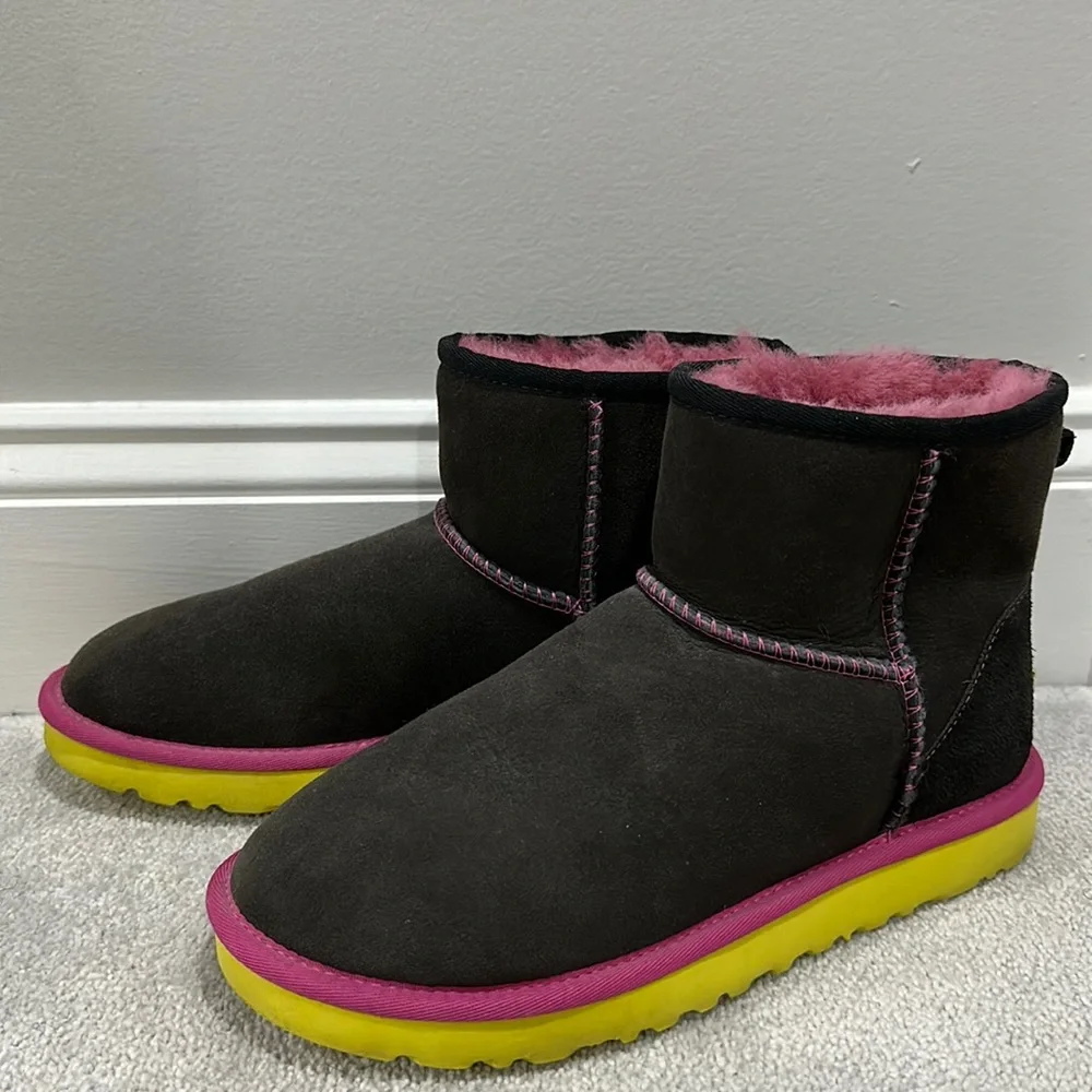 UGG Australia Booties RARE COLOR - Picture 1 of 4